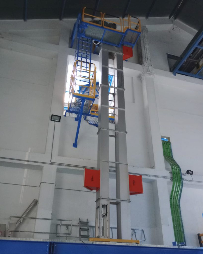 Productos y servicios: cintas y máquinas a medida para ingenierías del sector minero - Elevador de cangilones