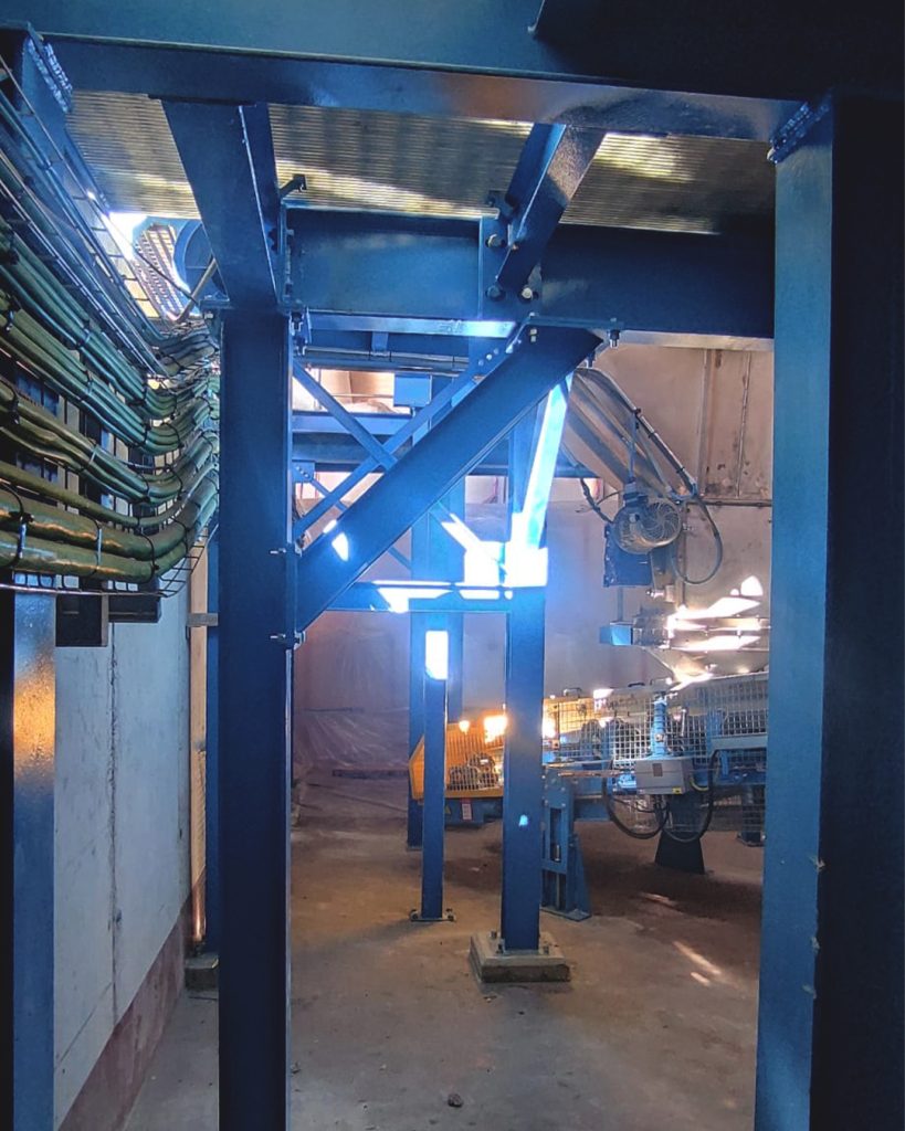 Productos y servicios: cintas y máquinas a medida para ingenierías del sector minero - Elevador de cangilones