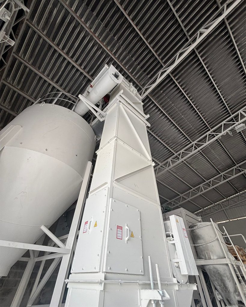 Productos y servicios: cintas y máquinas a medida para ingenierías del sector minero - Elevador de cangilones